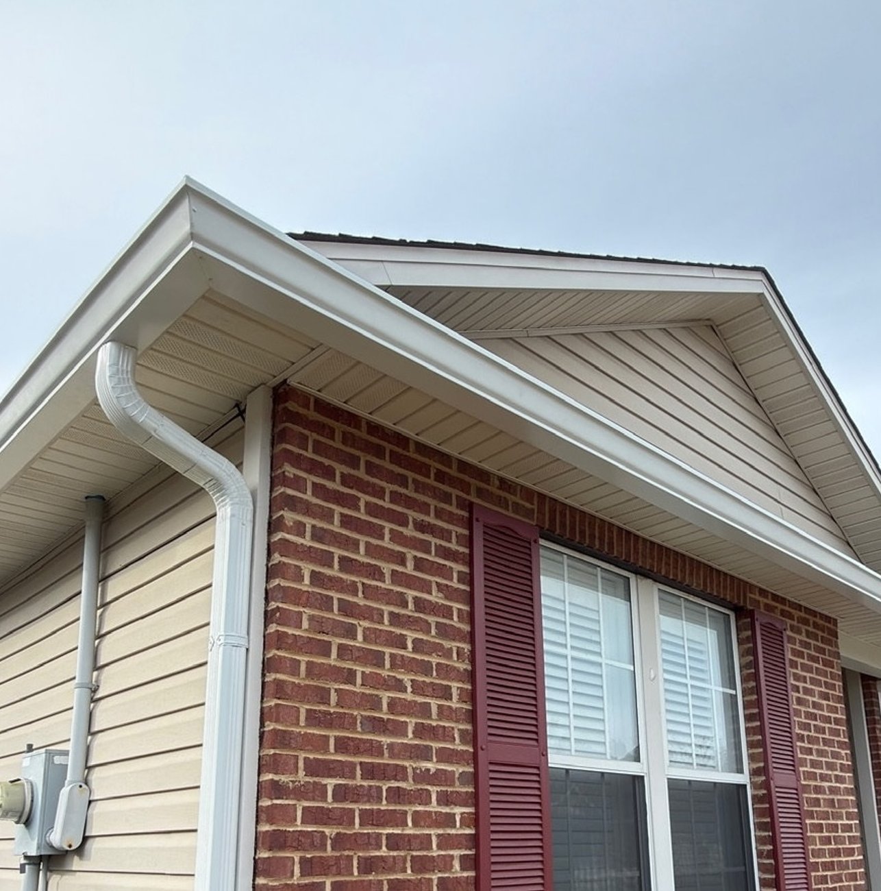 Clean gutter on a Thomasville, GA home